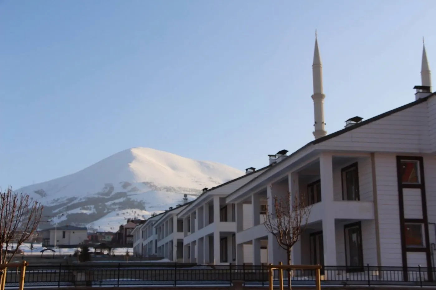 Karlı dağ manzarası önünde tamamlanmış Gamaoğlu konutları
